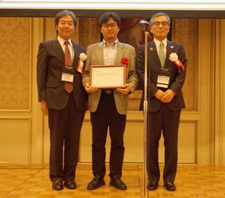 Professor Akira Kawai (center) of Shiga University receives the IPSJ/IEEE Computer Society Young Computer Research Award for "Outstanding Research on Intelligent Car Navigation System for Multilevel Parking Facilities"