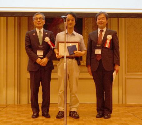 Prof. Yukihiko Shigesada (center) of Hosei University receives Young Computer Researcher Award